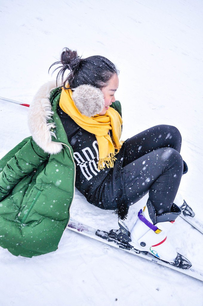 女生坐在雪道中间险些被撞，惊魂一刻的警示与反思_最佳精选