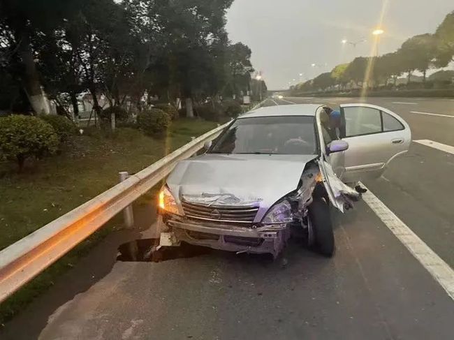 浙江嘉兴车祸两车斗气视频曝光，道路风波背后的真相