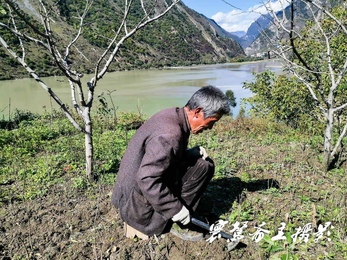 AI生成的地震被埋废墟下的戴帽小孩，一场虚拟的生存挑战