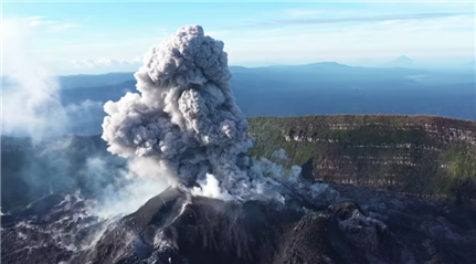 印尼伊布火山喷发，大自然的震撼与反思