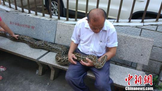 70多岁老人贴身捂热水袋捂出蟒蛇纹，背后的故事引人深思