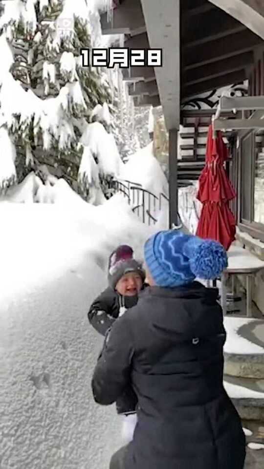 俄网红将二月大儿子扔进雪堆遭通缉，荒诞行为背后的反思