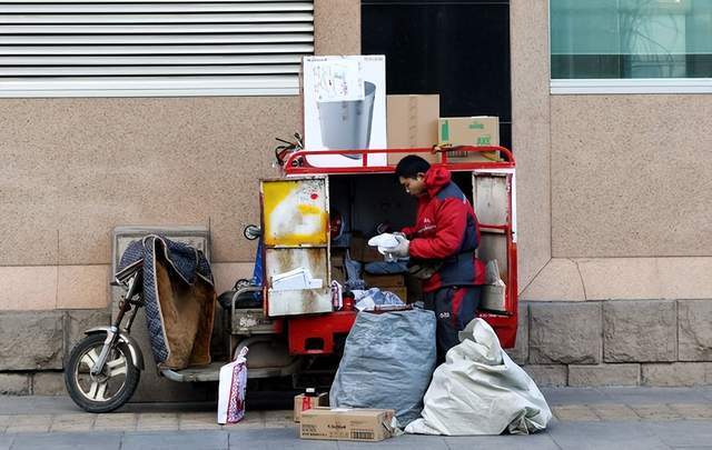 春节期间快递小哥日薪可超700元，忙碌背后的辛酸与挑战