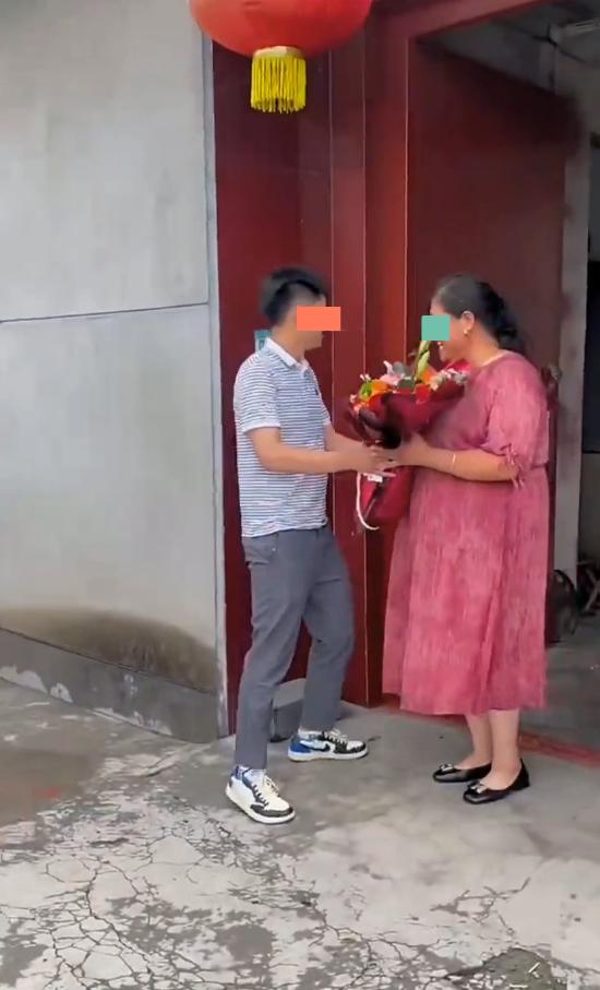 小伙订婚送花紧张得满场找丈母娘