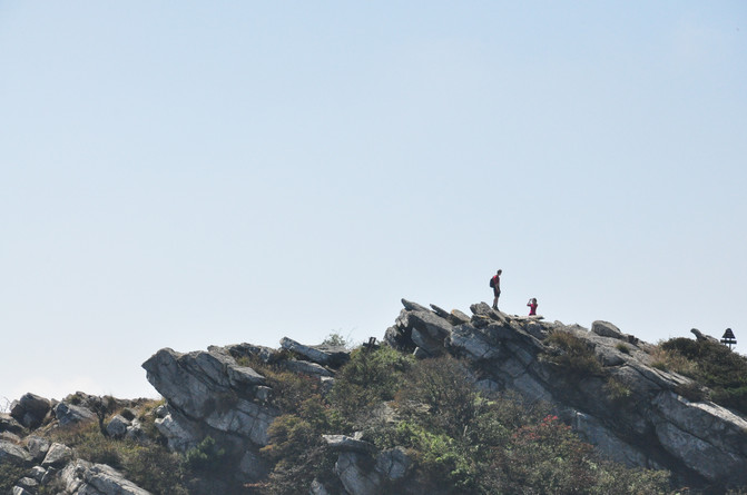 江西庐山嶙峋独峰顶惊现人影，传说中的奇遇与现实探索