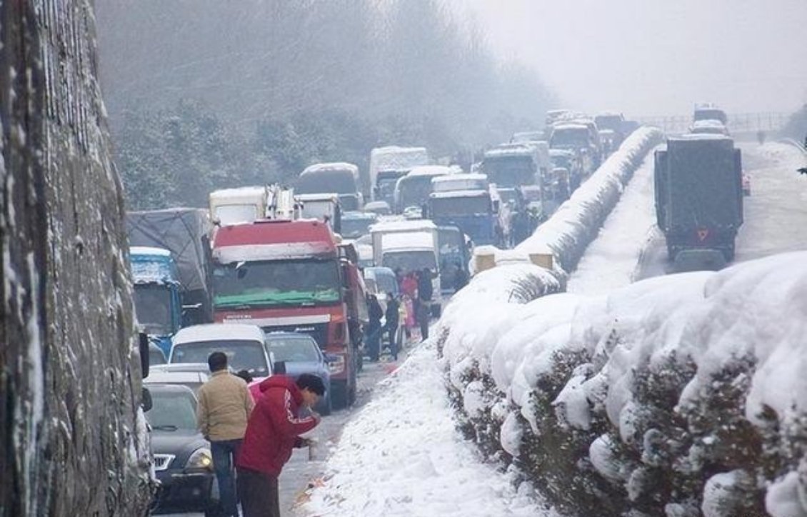 春运高峰遇暴雪，有人被堵高速的冰雪奇缘