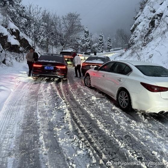 河南暴雪车主被困国道山路5小时，一场意料之外的长途冒险