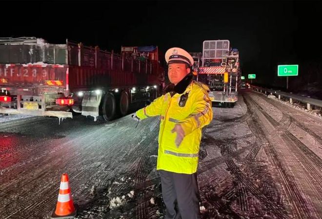 暴雪下的春运回家路，一场与时间的较量