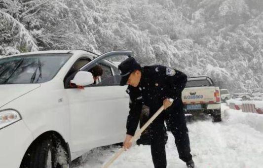 河南暴雪被困12小时车主发声，一场意料之外的冰雪奇缘