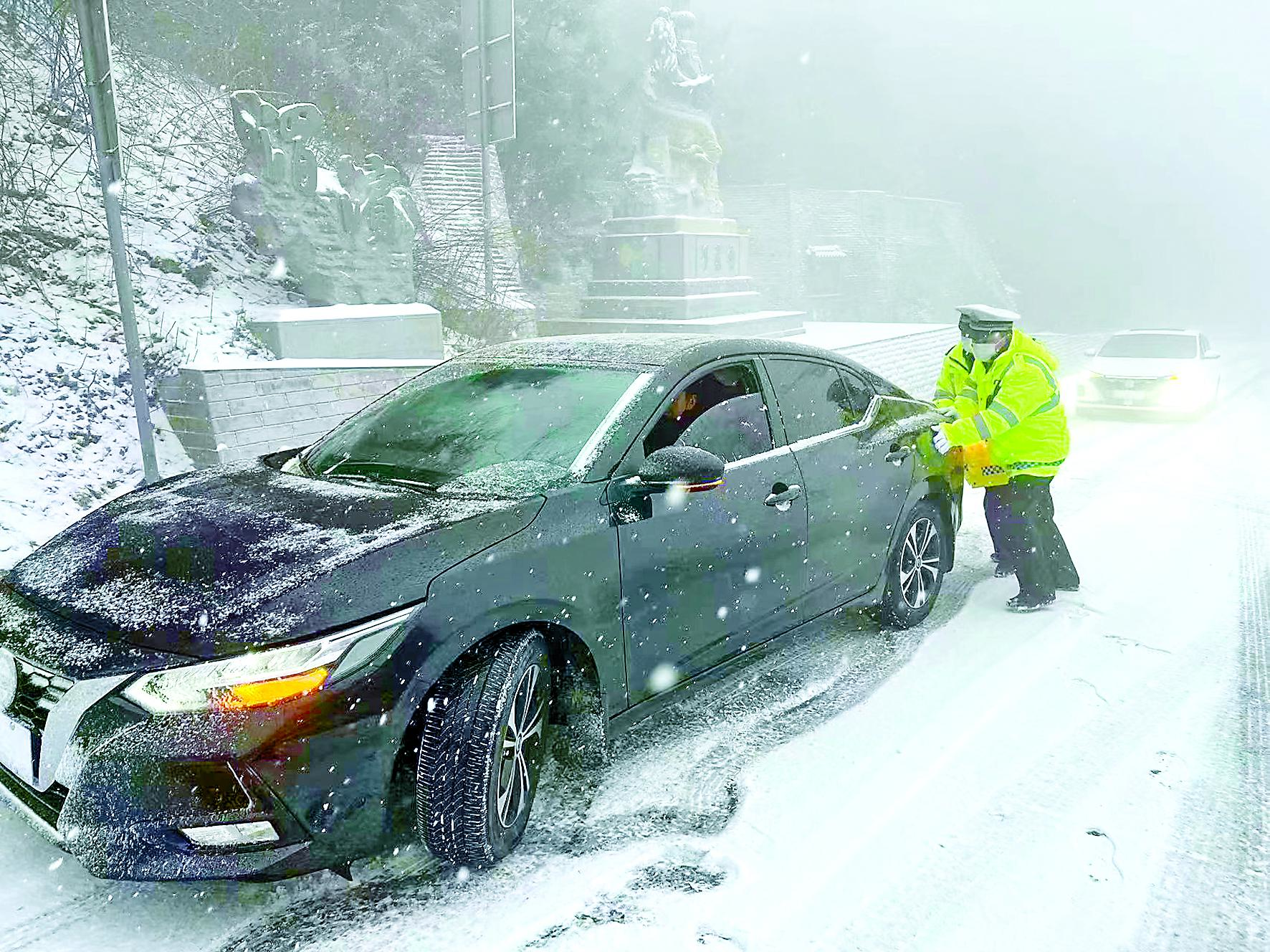 暴雪下的春运回家路，一场与时间的博弈