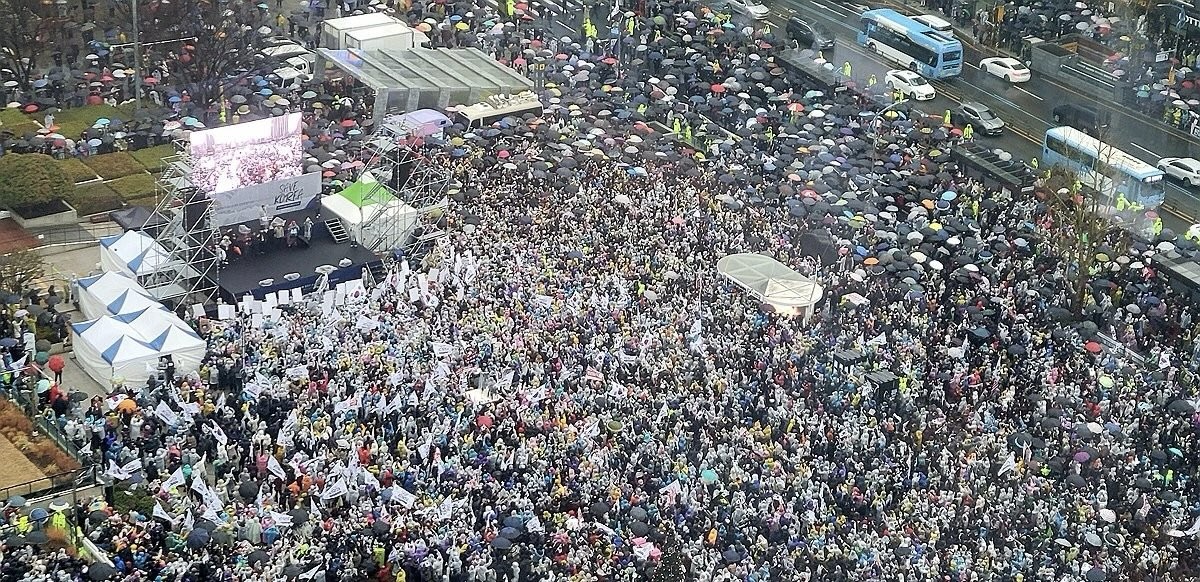 韩上万民众雨中集会要求释放尹锡悦，一场别样的民主呼声