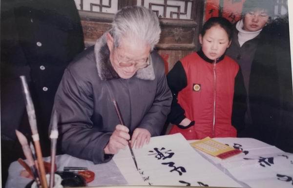 女子过年给姥爷过生日，表弟掀桌引发风波