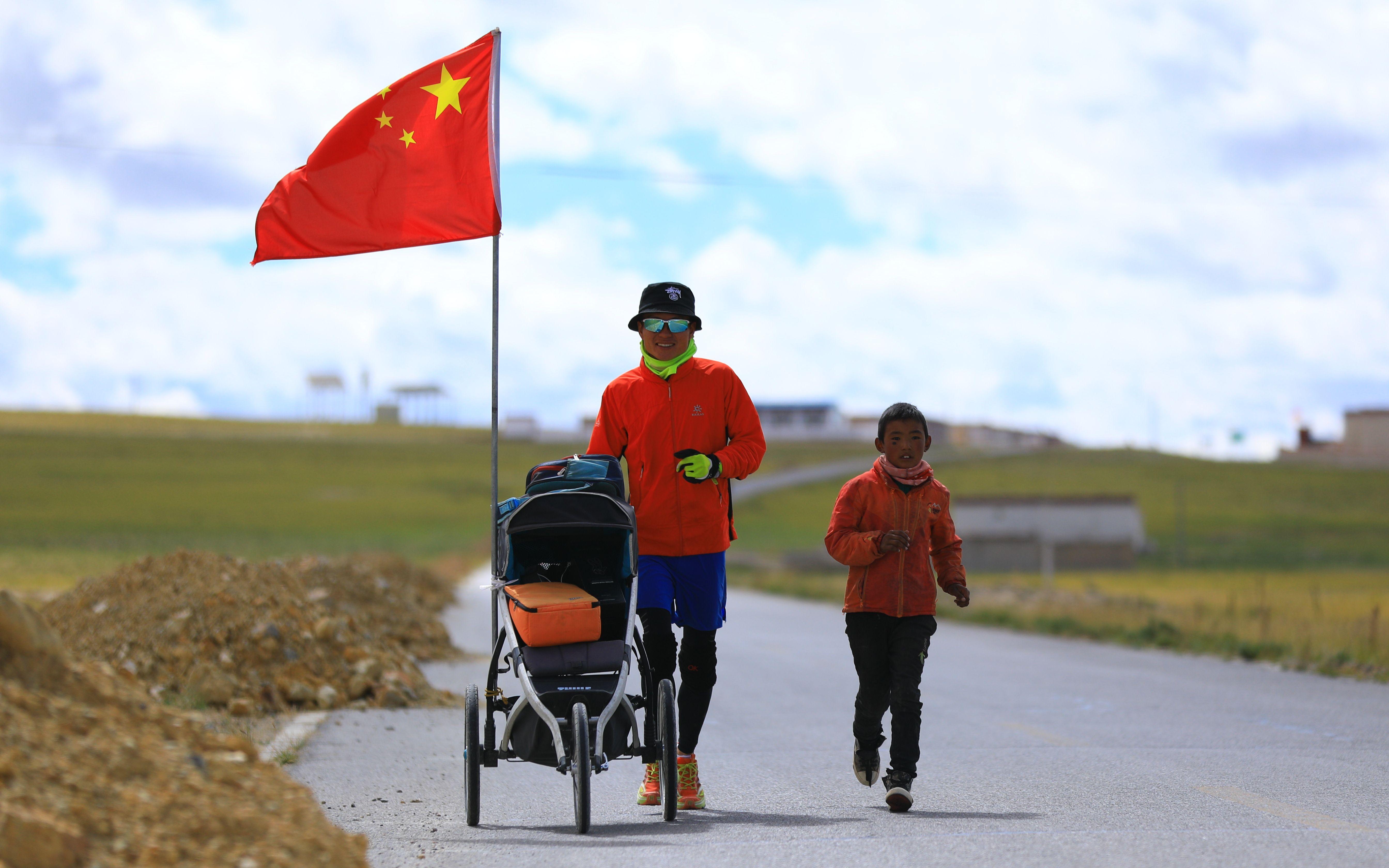 双闪告别，两车高速陪跑的独特友情仪式