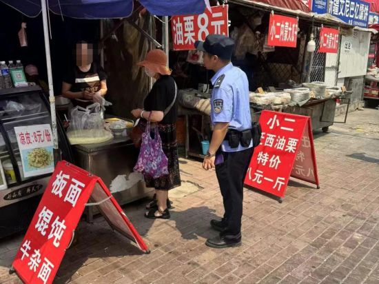 金店爆火现象揭秘，顾客排队逾十二时辰，黄金魅力何在？