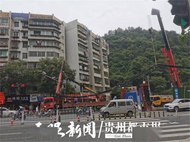 电线杆倒塌砸中路人，悲剧背后的真相与反思，我们该如何应对？