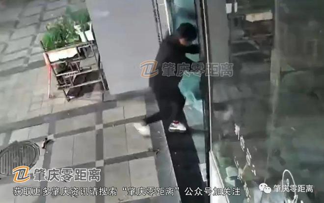 震惊！小伙开门瞬间遭遇玻璃爆炸，责任索赔引发社会热议！——一起探究背后的法律与事实真相