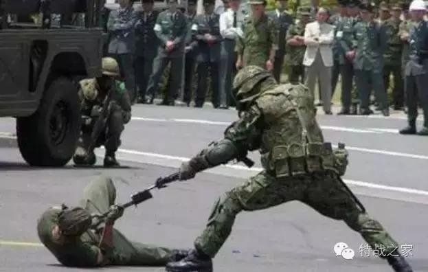 震撼时刻！俄士兵肉搏获胜，普京亲自授勋背后的秘密