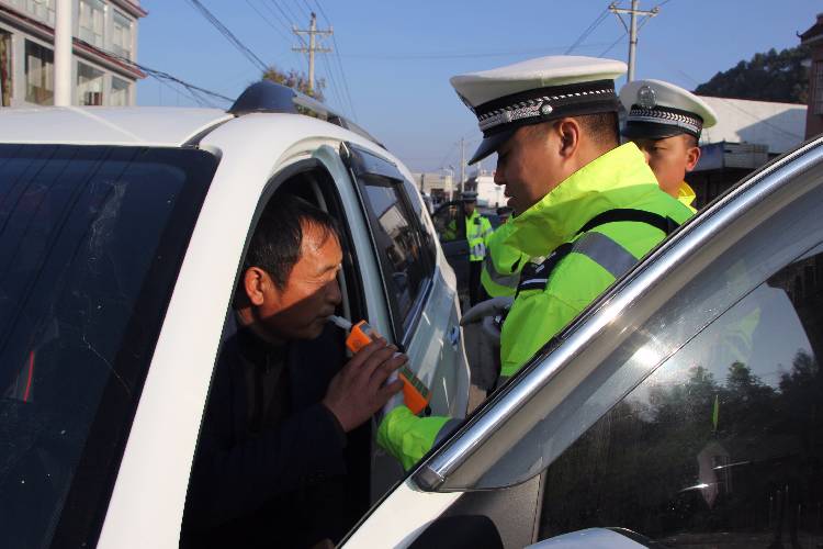 酒后驾车考科三！男子的惊人之举让交警目瞪口呆！