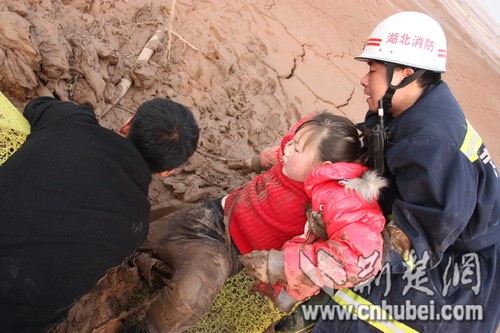 惊魂一刻！4岁女童玩沙竟被吞进分沙器，消防员生死营救上演与时间赛跑