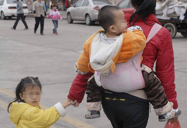 泪目！年轻妈妈背着婴儿四处借钱买奶粉，背后真相令人心碎！