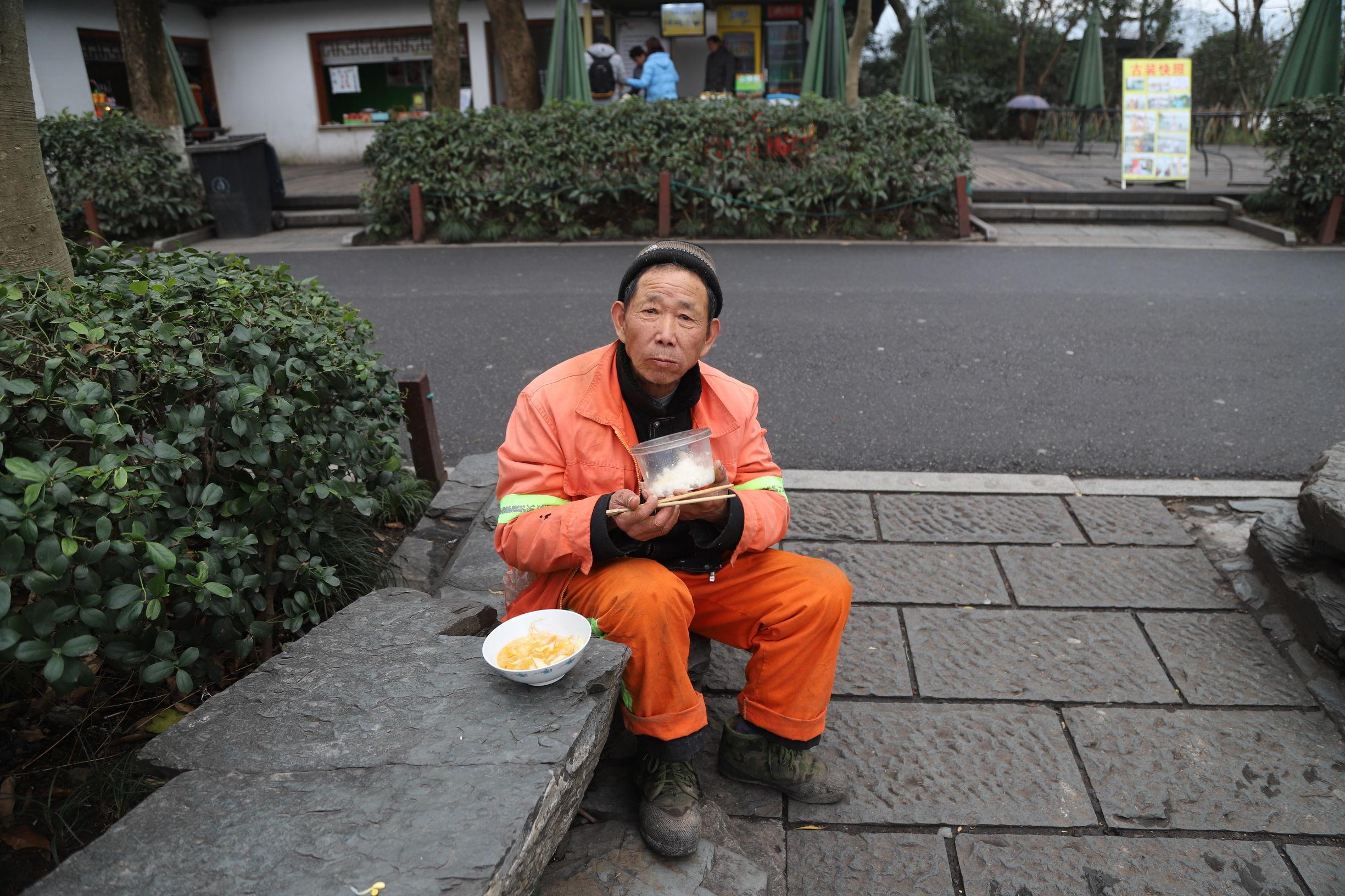 惊险一幕！杭州车展现场，厂家人员竟坐地挡车，背后真相令人震惊！