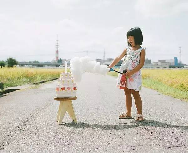 惊魂瞬间！狠心父亲竟欲将亲生女儿扔入河中，背后真相令人心碎！