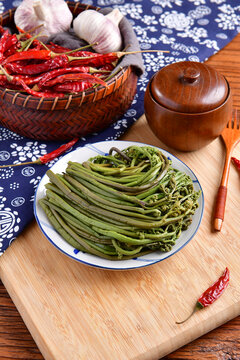 东北小伙花式夹咸菜引来商家惊叹